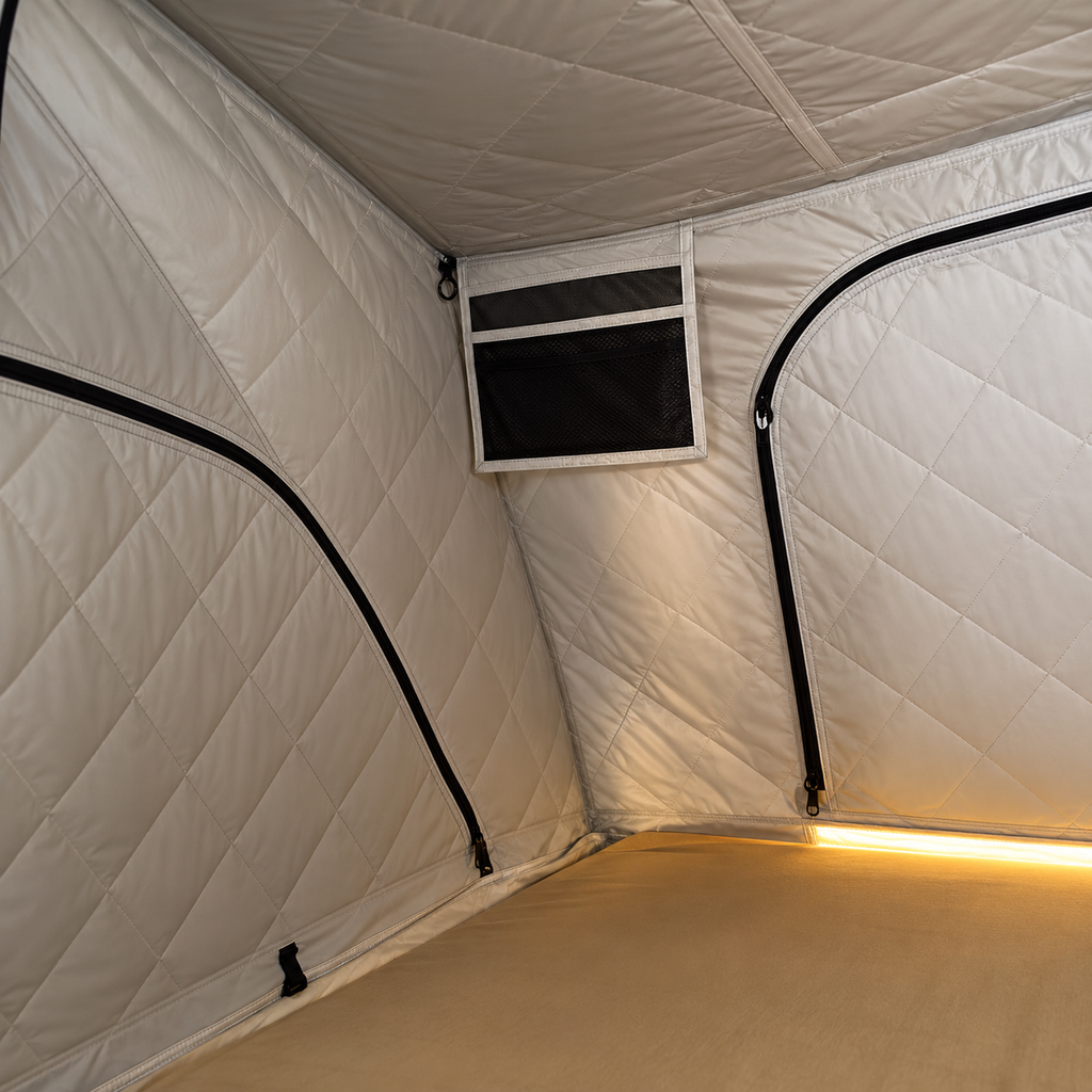 Toile intérieure thermique Sheepie installée dans la tente de toit