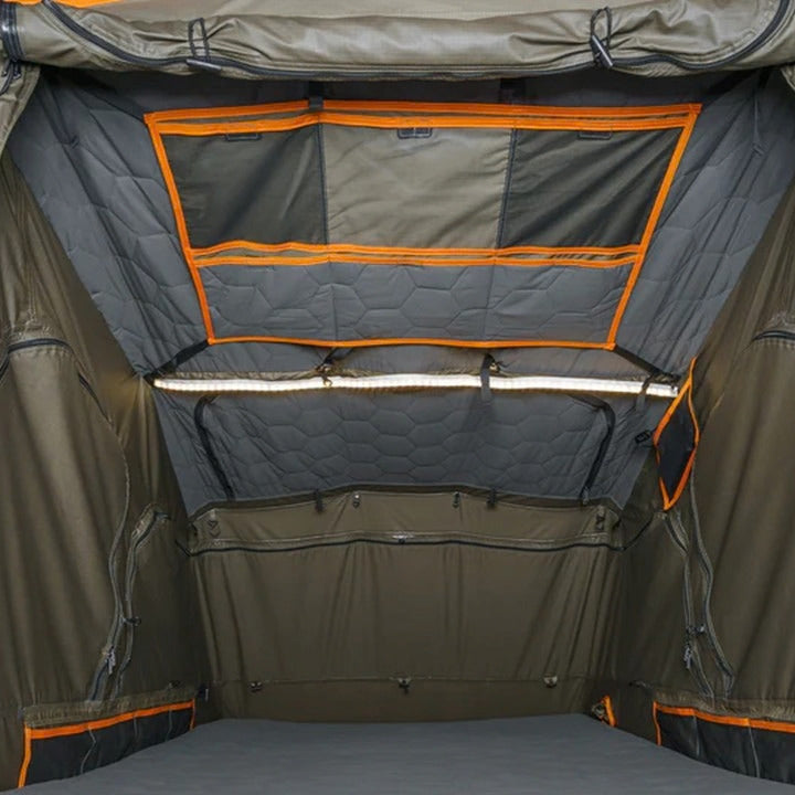 Intérieur de la tente de toit Tentwave Stratos avec éclairage LED et moustiquaires