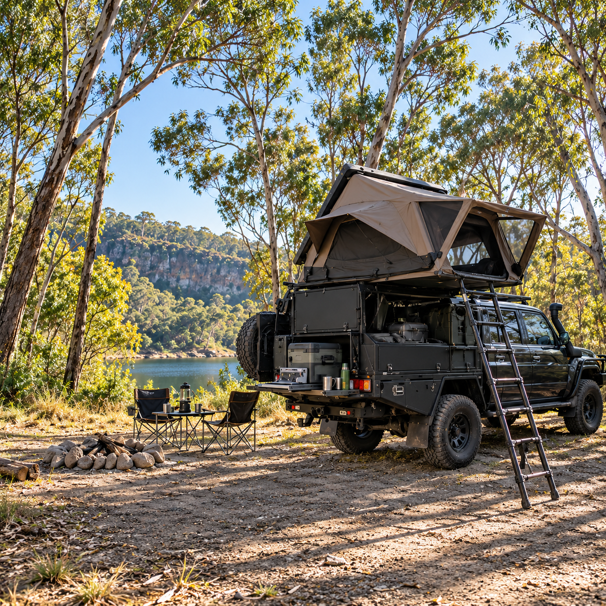 Tente de toit Tentwave Titan à coque rigide montée sur un 4x4 en pleine nature
