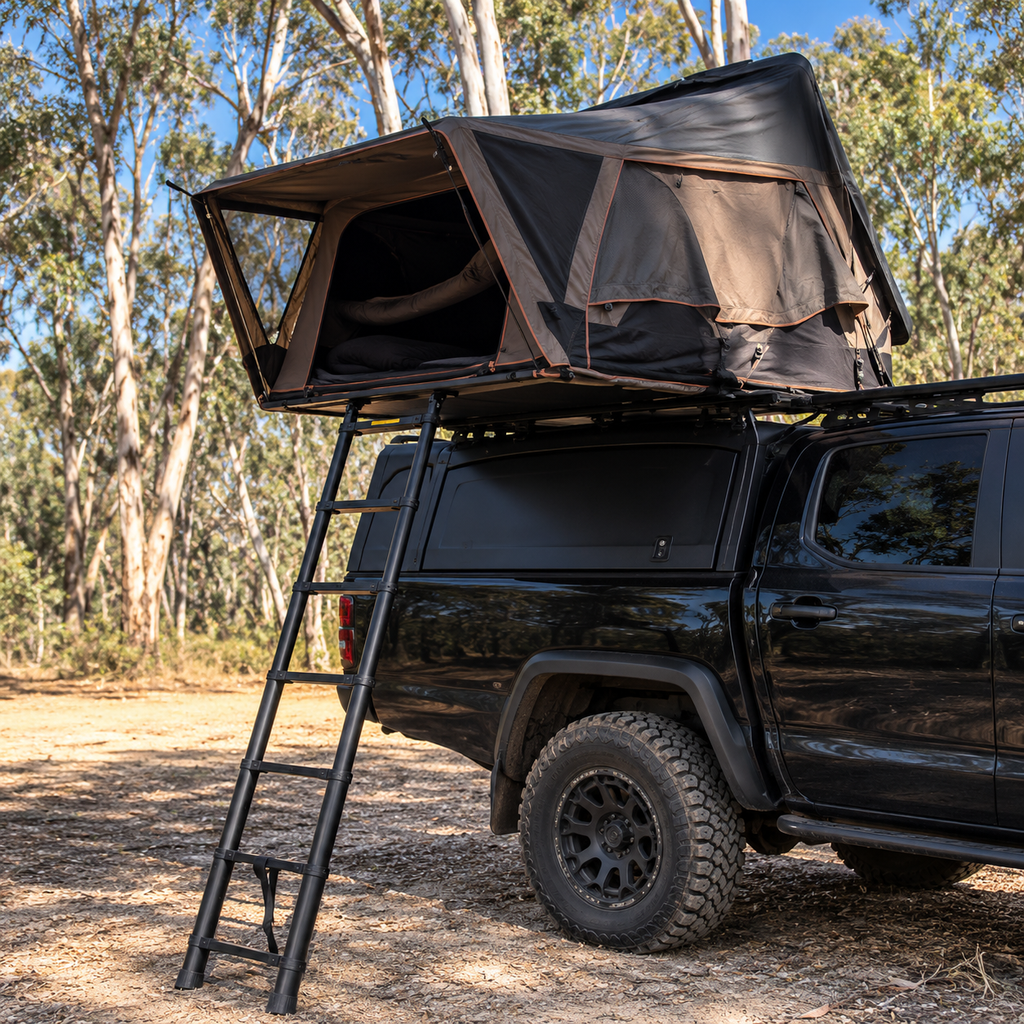 Tente de toit Tentwave Titan ouverte sur un pick-up avec échelle télescopique