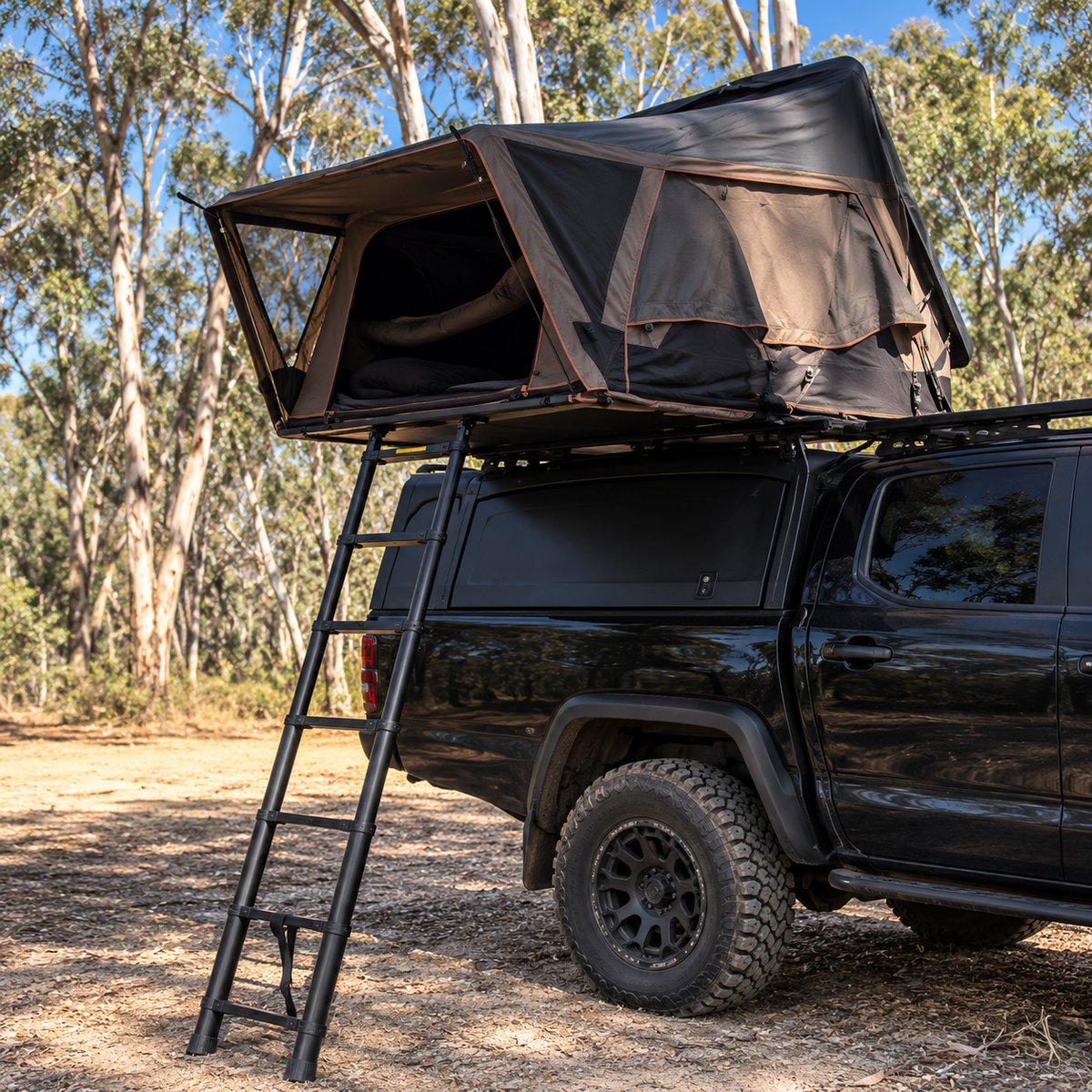 Tente de toit Tentwave Titan ouverte sur un pick-up avec échelle télescopique