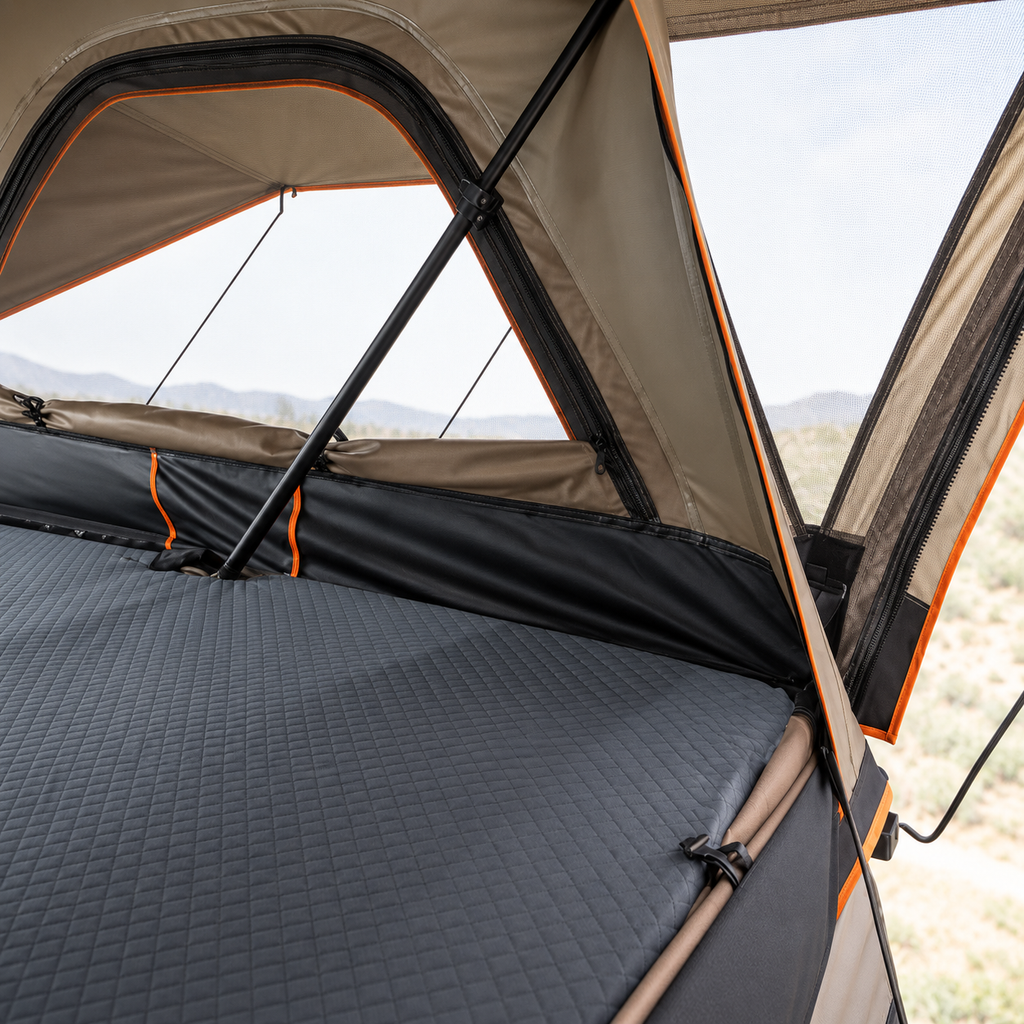 Intérieur de la tente de toit Tentwave Titan avec charnière en X et matelas mémoire
