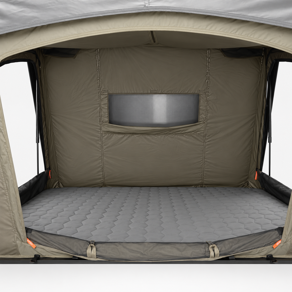 Intérieur de la tente de toit Tentwave Aero avec matelas et rangement