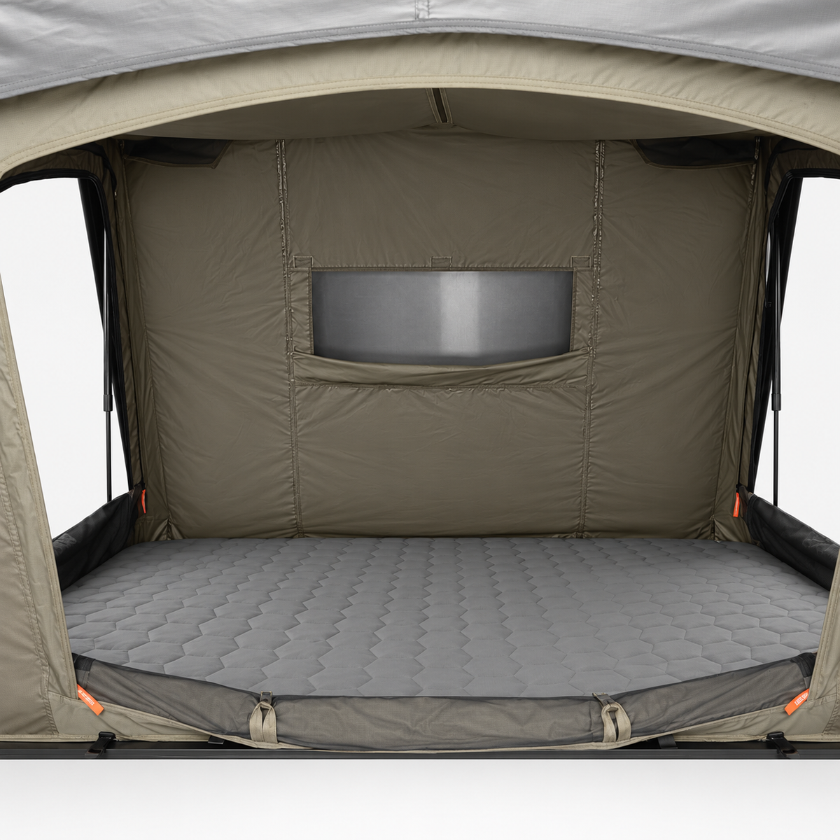 Intérieur de la tente de toit Tentwave Aero avec matelas et rangement