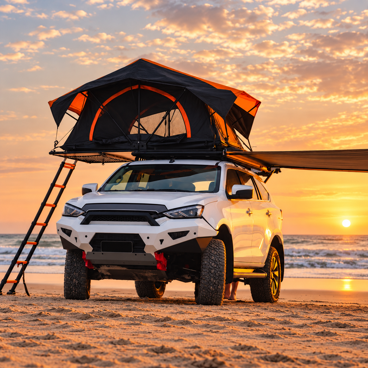 Tente de toit Tentwave Liberté avec auvent sur un SUV, vue de face sur la plage au coucher de soleil