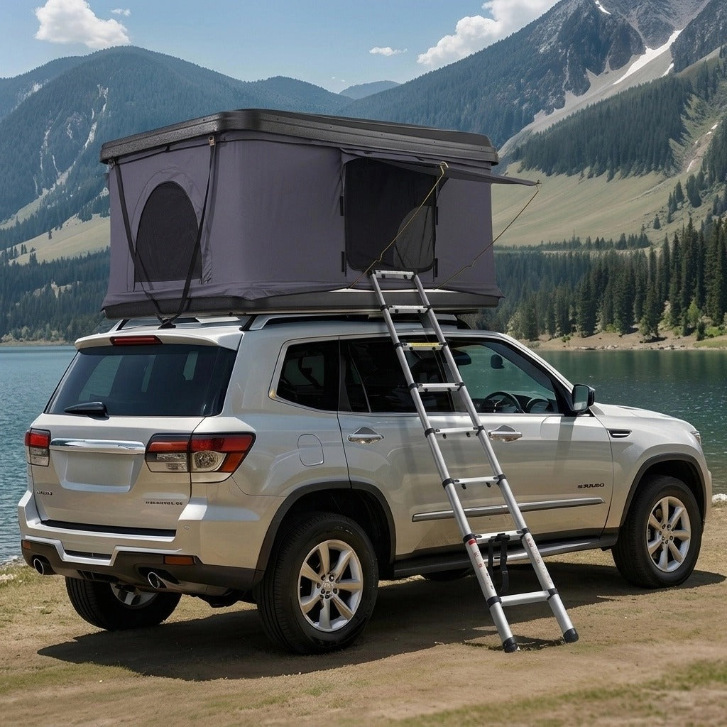 Tente de toit rigide Tentwave Horizon ouverte sur un SUV avec échelle en montagne