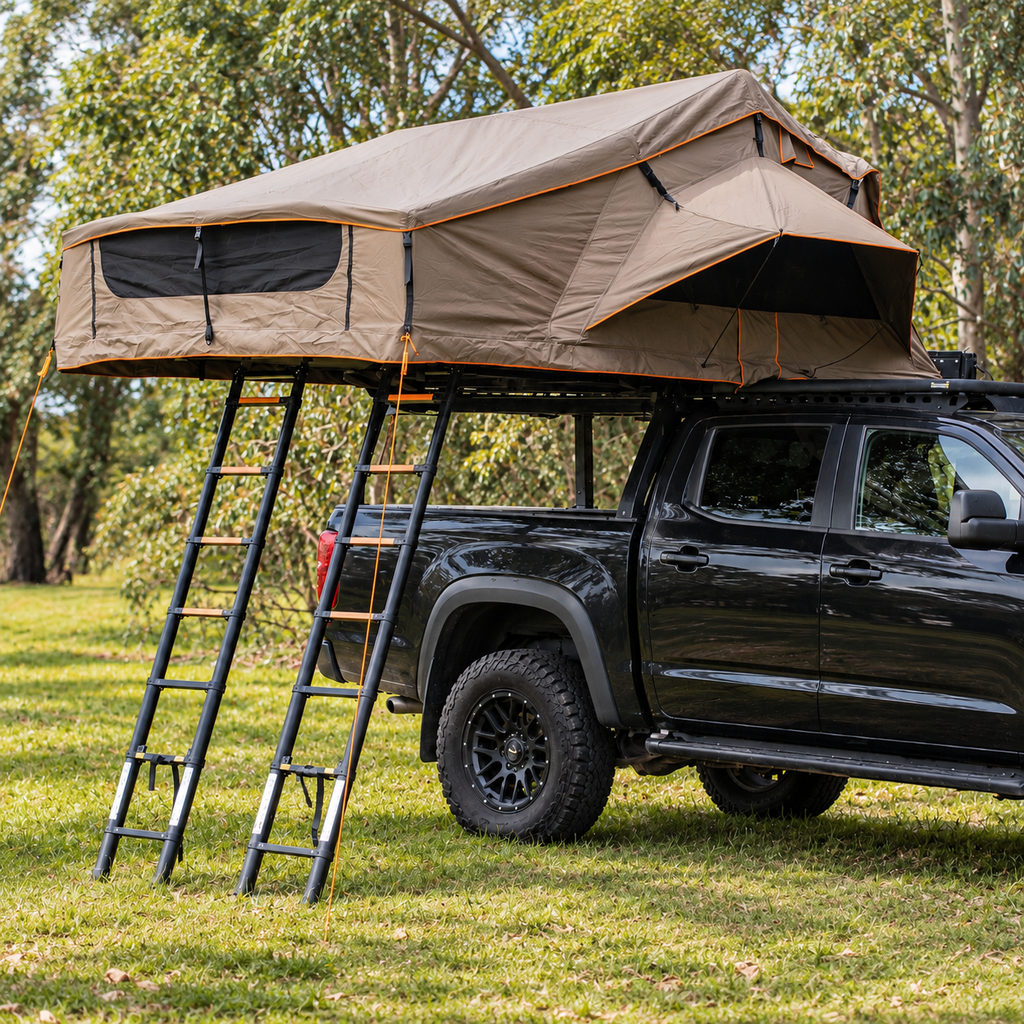 Grande tente de toit Tentwave Odyssée kaki ouverte sur un pick-up