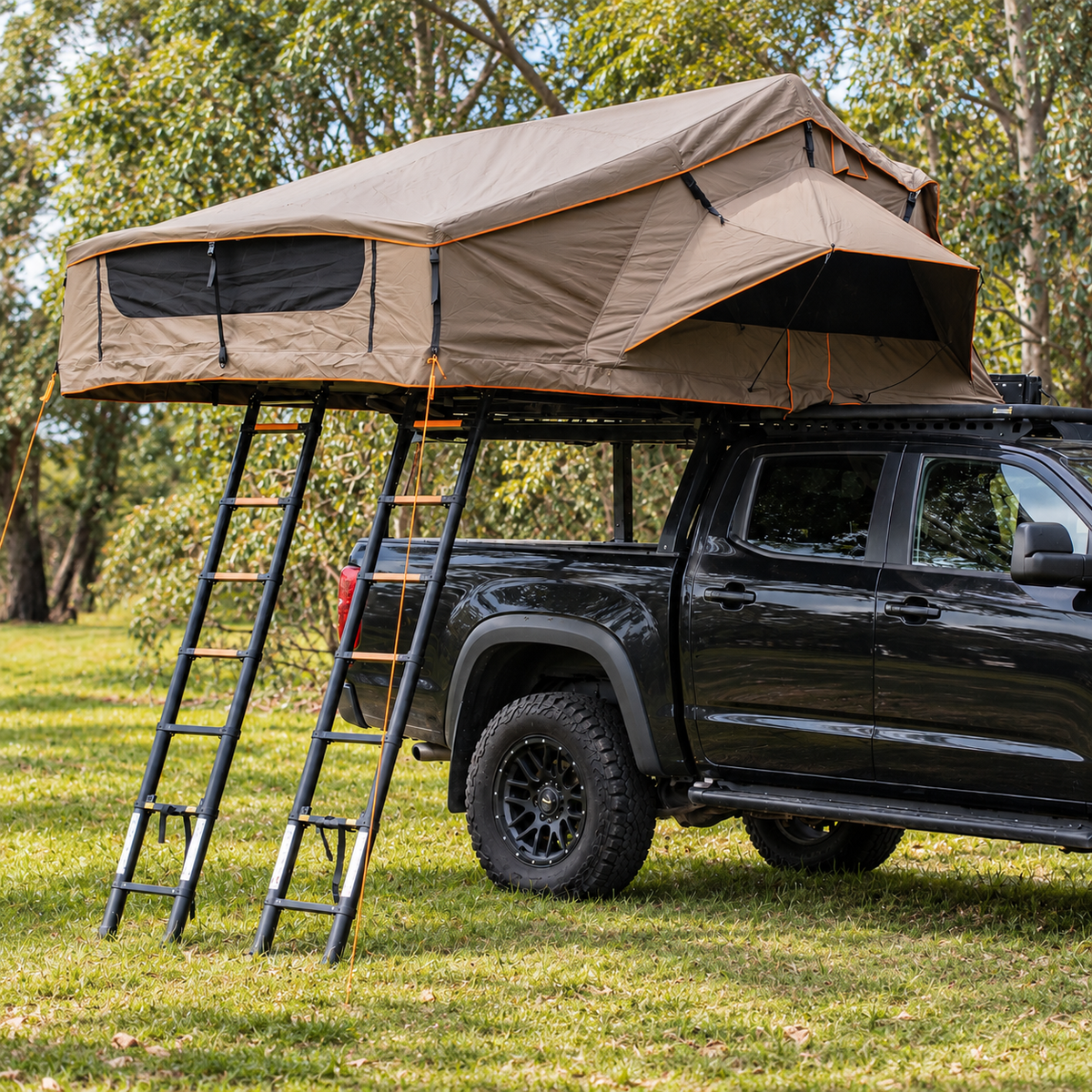 Grande tente de toit Tentwave Odyssée kaki ouverte sur un pick-up