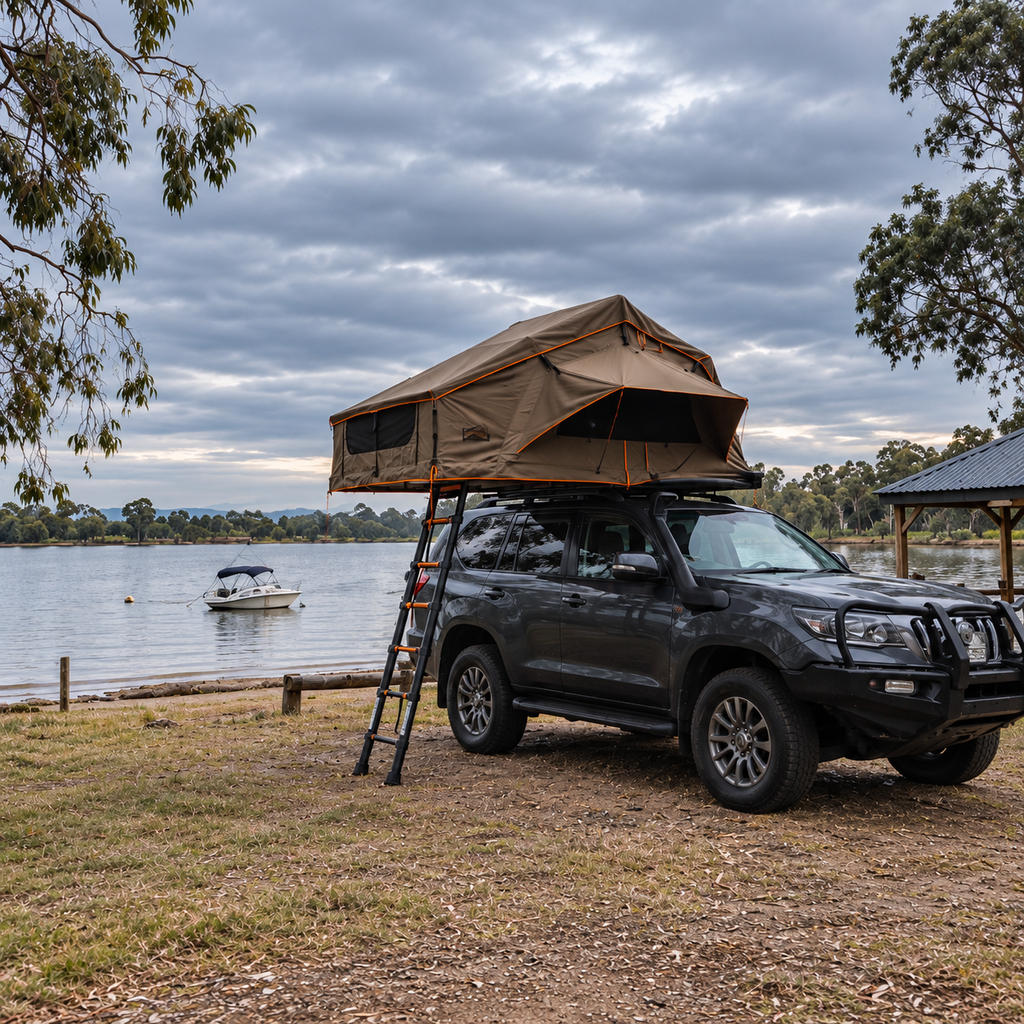 Tente de toit Tentwave Odyssée kaki montée sur un 4x4 au bord d'un lac