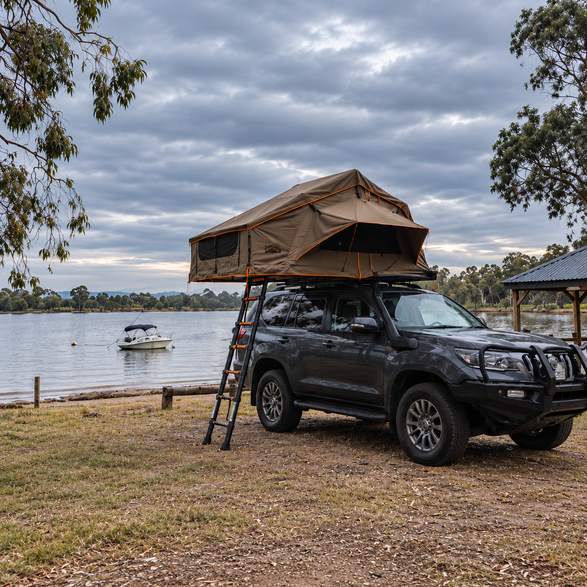 Tente de toit Tentwave Odyssée kaki montée sur un 4x4 au bord d'un lac