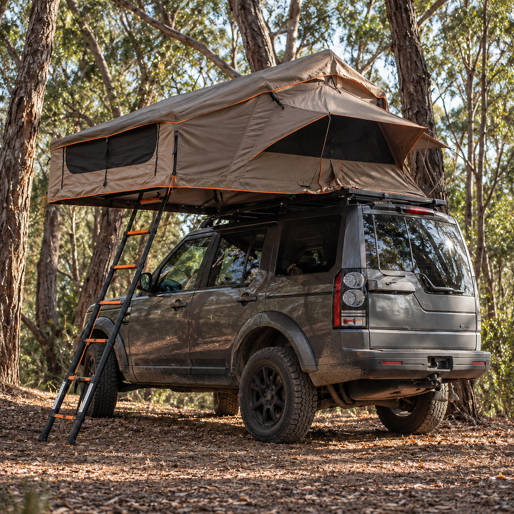 Tente de toit familiale Tentwave Odyssée kaki déployée sur un 4x4 en forêt