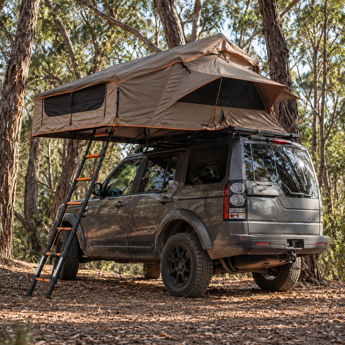Tente de toit familiale Tentwave Odyssée kaki déployée sur un 4x4 en forêt